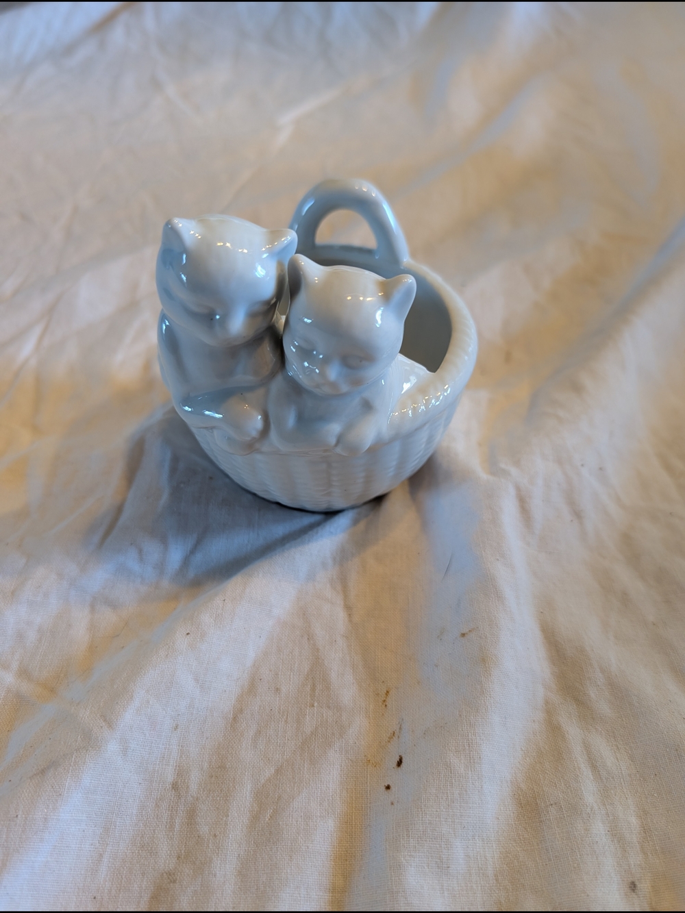 2/20$ Vintage White Ceramic Kittens in Basket Figurine